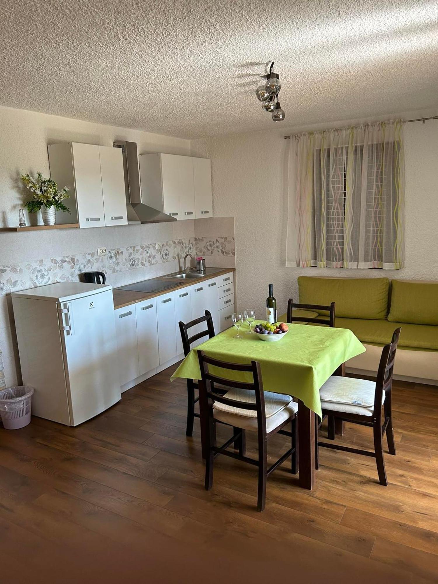 Apartmani Rina Kadumi Exterior foto